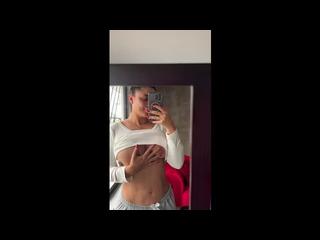 Без лифчика под этой рубашкой - Mirror Titty Flash