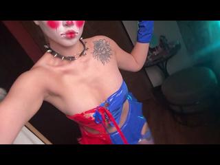 Девушка-клоун Blonde демонстрирует свой наряд 🤡❤️💙, вдохновленный Harley